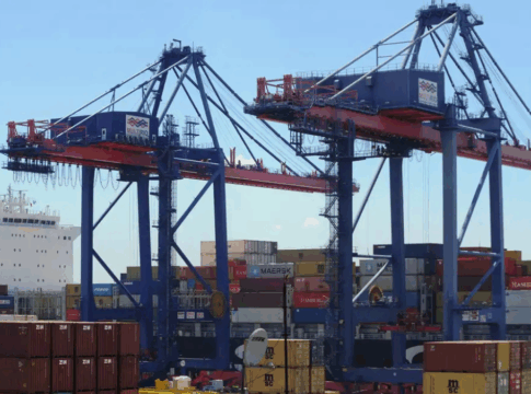 Contêineres e guindastes aparecem empilhados