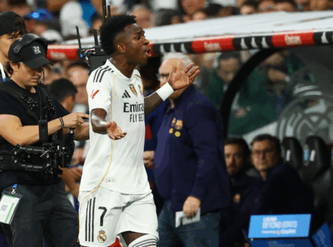Vinícius Júnior gesticula em direção ao banco de reservas do Real Madrid