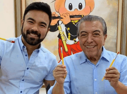 Mauro Sousa ao lado do pai Maurício de Sousa, em um estúdio de desenho