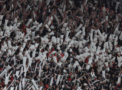 CONMEBOL aplica multas ao São Paulo por atraso e sinalizadores em partida contra a LDU