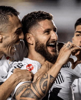 Jogadores do Santos comemoram gol de Zé Rafael