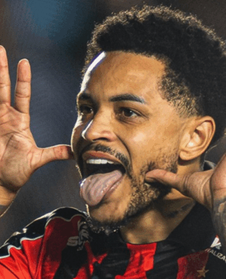 Matheuzinho comemora pênalti bem marcado pelo Vitória em jogo conta o Santos na Vila Belmiro