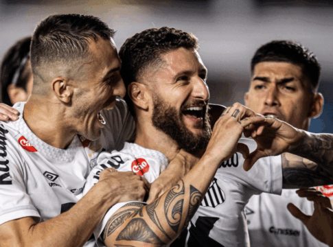 Jogadores do Santos comemoram gol de Zé Rafael