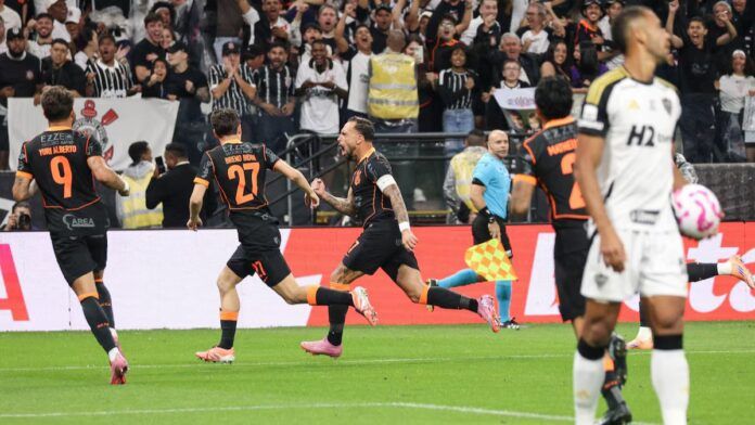 Maycon celebra o gol do Corinthians contra o Atlético-MG