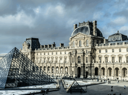 O Museu do Luvre, com sua icônica pirâmide de vidro, na França