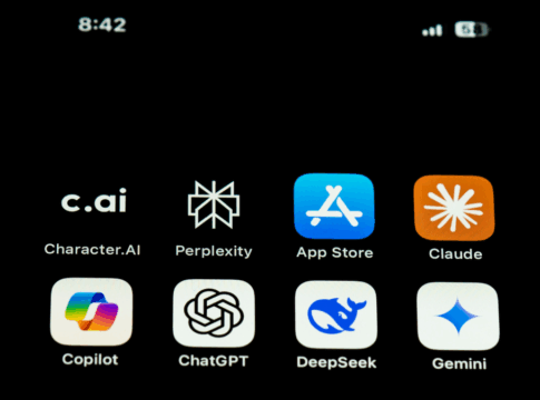 Em um fundo preto, há oito aplicativos de inteligência artificial.