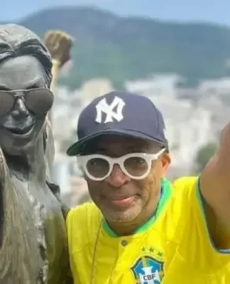 Spike Lee posa ao lado da estátua de Michael Jackson, no Morro de Santa Marta, no Rio de Janeiro