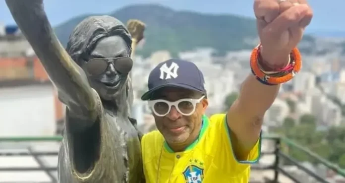 Spike Lee posa ao lado da estátua de Michael Jackson, no Morro de Santa Marta, no Rio de Janeiro