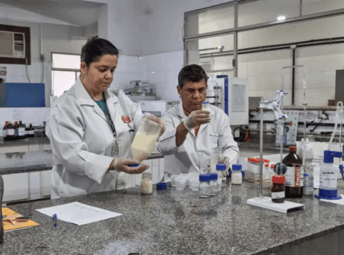 Frascos de leite materno armazenados em laboratório, com etiquetas e tampas coloridas, simbolizando o uso de tecnologia na coleta e conservação de leite humano para recém-nascidos prematuros.