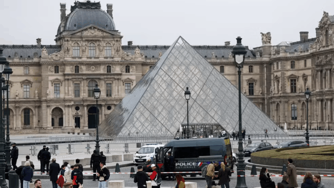 Entrada principal do Museu do Louvre, em Paris, com carro de polícia parado na frente