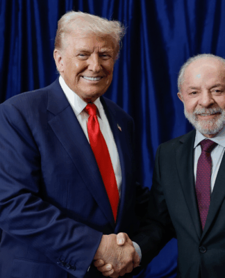 Donald Trump e Lula sorriem enquanto dão um aperto de mão durante encontro
