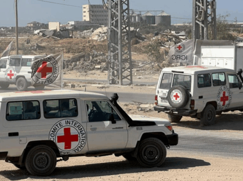 Carros da cruz vermelha em Gaza