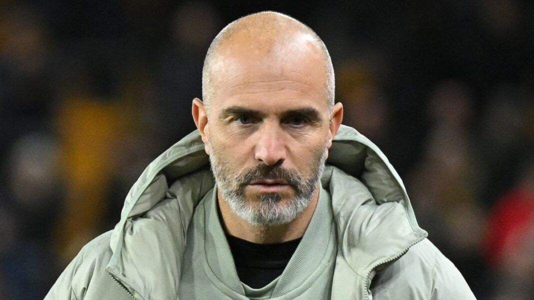 Técnico Enzo Maresca cabisbaixo durante partida do Chelsea