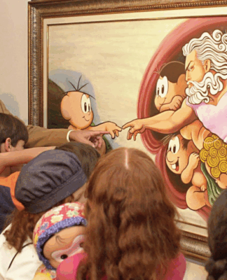 Homem de terno bege e gravata clara, cercado por várias crianças, observa e interage com uma pintura colorida emoldurada. A obra é uma releitura bem-humorada da criação de Adão, de Michelangelo, com personagens infantis de desenho animado no lugar das figuras originais. Algumas crianças apontam para o quadro e uma delas segura um boneco. A cena transmite um ambiente educativo e alegre em uma exposição de arte.