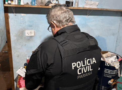 Polícia Civil do Paraná, de costas, checando intens operação contra o crime organizado
