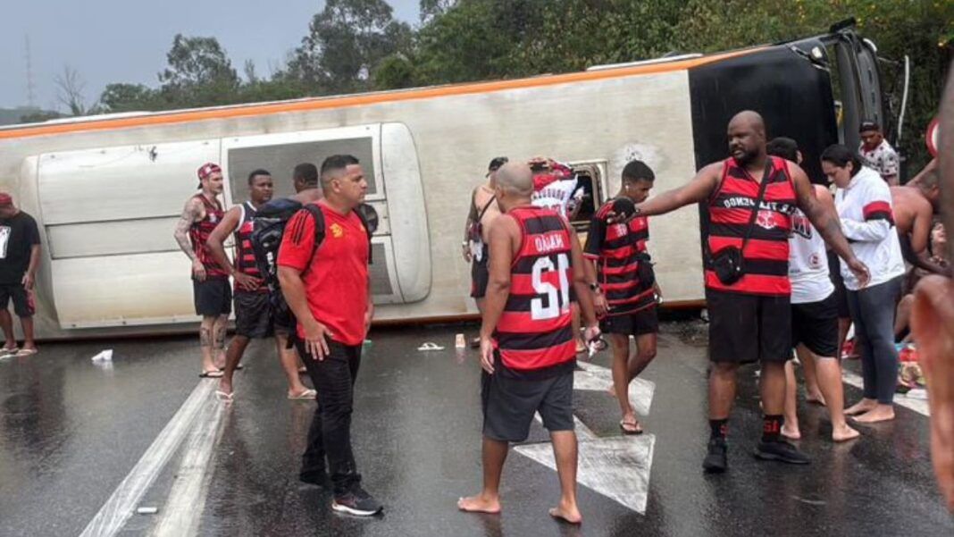 Torcedores se mobilizam perto do ônibus capotado