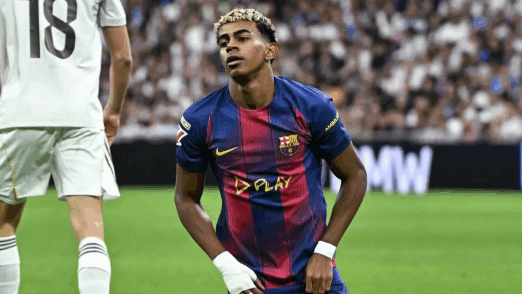 Atacante Lamine Yamal, do Barcelona, ajoelhado em campo durante partida contra o Real Madrid