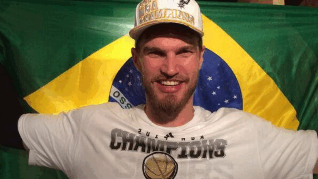 o ex-pivô Tiago Splitter, que assumirá o comando do Portland Trail Blazers, comemorando o título que venceu com o San Antonio Spurs em 2014