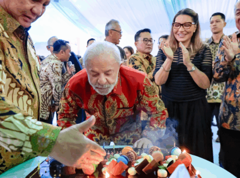 O presidente Lula assopra velinhas na Indonésia, em razão do seu aniversário de 80 anos.