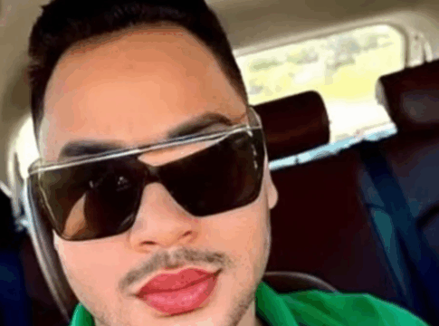 Foto do influenciador Rei do Fuá; homem de óculos escuros dentro do carro