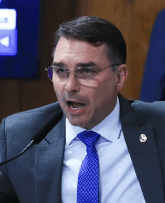 Senador Flávio Bolsonaro (PL-RJ) fala durante sessão em uma comissão do Senado Federal
