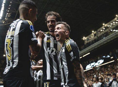 Arana, Igor Gomes e Bernard celebram o gol do Atlético-MG