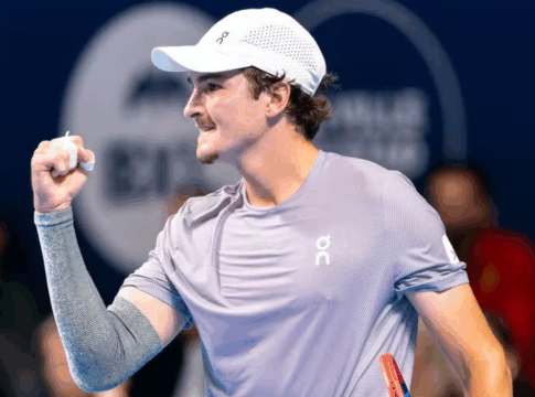 João Fonseca comemora a vitória contra o canadense Denis Shapovalov pelo ATP 500 da Basileia
