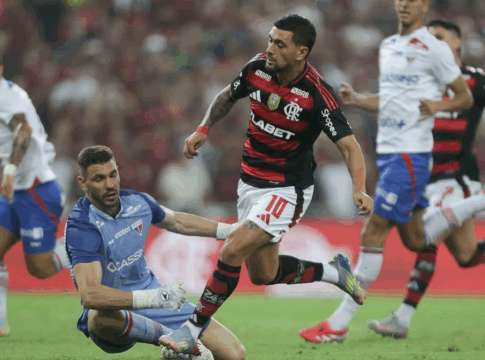 De Arrascaeta (Flamengo) chutando a bola para o gol contra o Fortaleza
