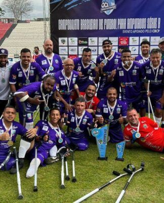 Time do Igafel-Guarulhos-Mamonas Futebol para Amputados posa para foto após a conquista do Campeonato Brasileiro de Futebol para Amputados – Série B.