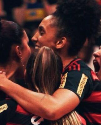 Time de vôlei do Sesc Flamengo comemorando a vitória