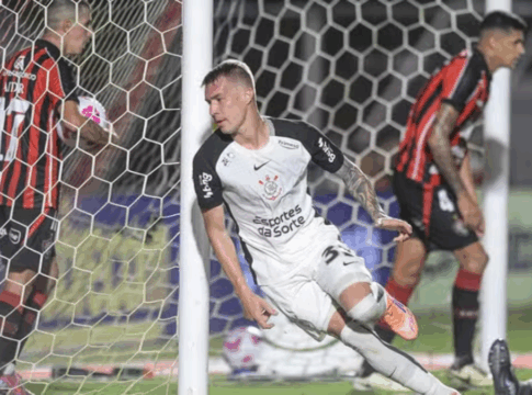 o jogador Charles, do Corinthians, comemorando o gol que deu o triunfo à sua equipe contra o Vitória