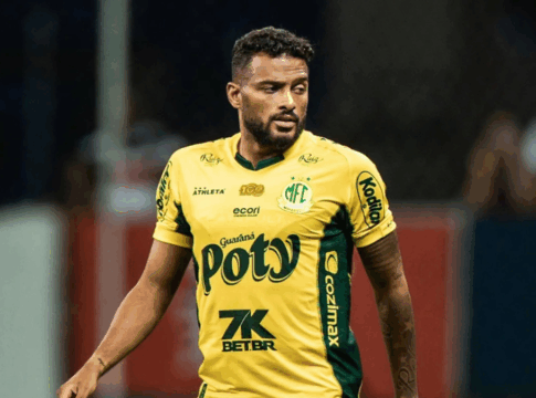 Reinaldo, lateral esquerdo do Mirassol, em campo