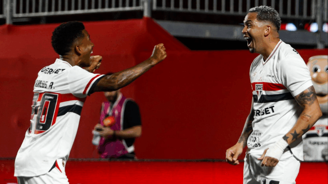 O atacante Luciano comemora o gol que abriu o placar para o São Paulo na vitória diante do Bahia.