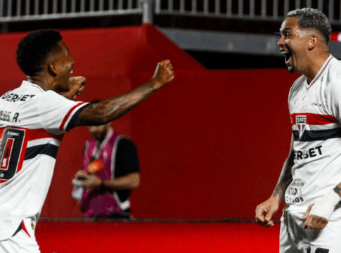 O atacante Luciano comemora o gol que abriu o placar para o São Paulo na vitória diante do Bahia.