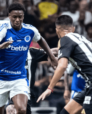 Árbitro de clássico mineiro erra expulsão, confunde cartão e jogo é marcado por polêmicas