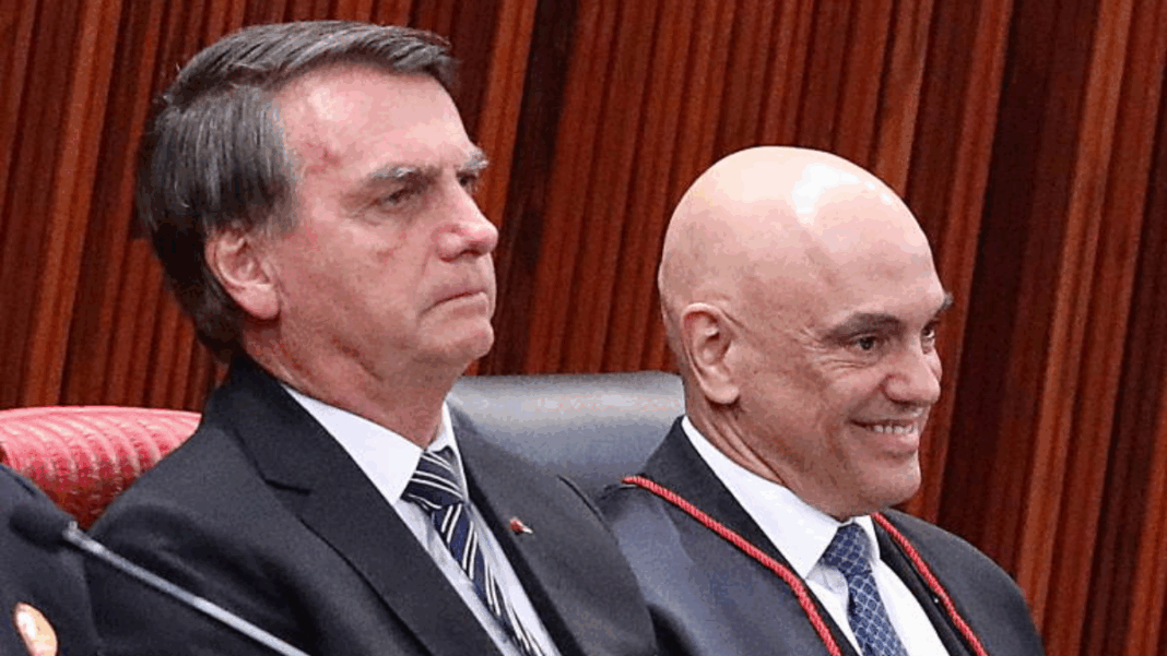 Jair Bolsonaro, então presidente da República, participa da cerimônio de posse do minitro Alexandre de Moraes como presidente do TSE
