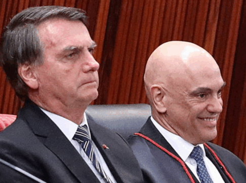 Jair Bolsonaro, então presidente da República, participa da cerimônio de posse do minitro Alexandre de Moraes como presidente do TSE