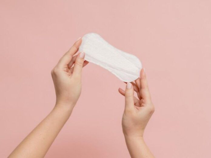 Mão segurando um absorvente