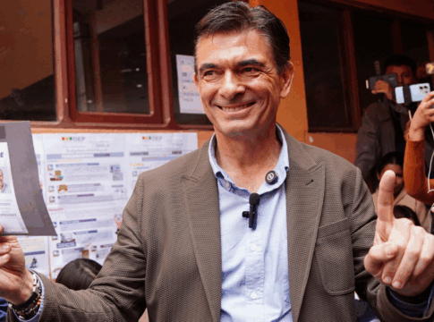 Rodrigo Paz, do Partido Democrata Cristão (PDC), mostra sua cédula à imprensa antes de votar, durante o segundo turno das eleições presidenciais em Tarija, Bolívia