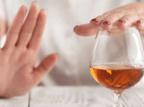 Montagem de uma pessoa negando um copo de bebida alcoólico