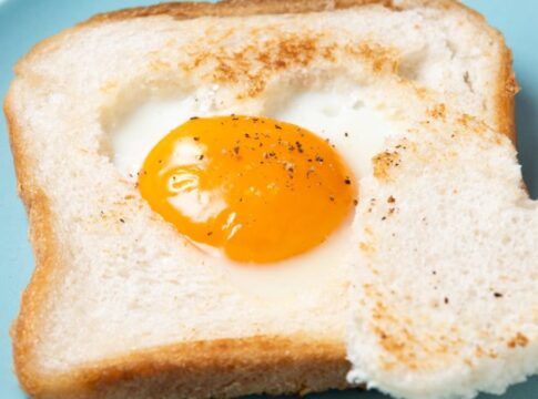 Pão de forma com um ovo encima com a gema meio mole