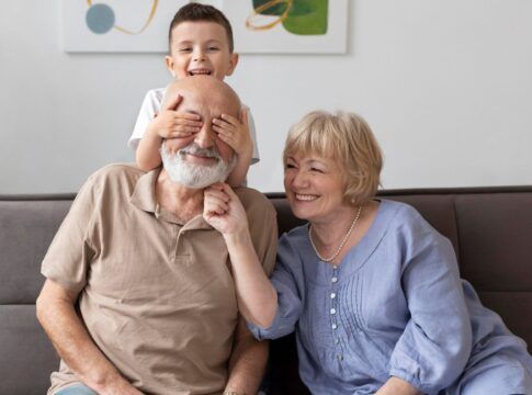 Menino pequeno se divertindo com os avós