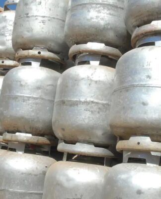 Botijões de gás empilhados