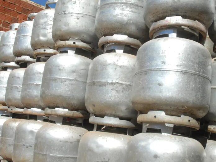 Botijões de gás empilhados