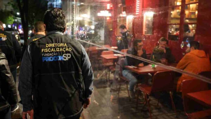Procon fiscaliza mais de mil bares e restaurantes de SP em uma noite durante operação contra bebidas adulteradas