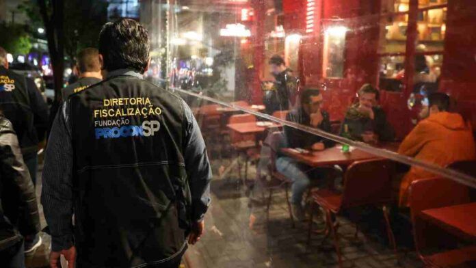 Procon fiscaliza mais de mil bares e restaurantes de SP em uma noite durante operação contra bebidas adulteradas