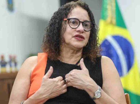 Vacina brasileira de covid fortalece ciência e país, diz ministra