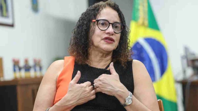 Vacina brasileira de covid fortalece ciência e país, diz ministra