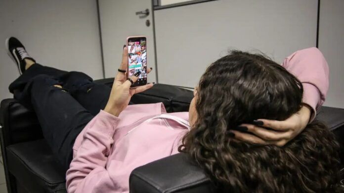 Comissão Europeia analisa segurança infantil no Snapchat, YouTube e lojas de aplicativos