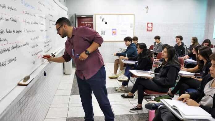 Imagem colorida de professor em sala de aula